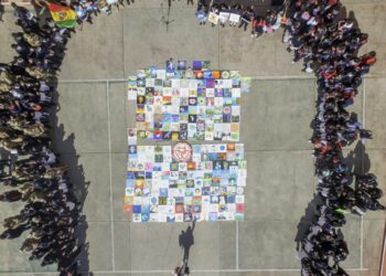 Estudiantes suman 300 obras al mosaico más grande de la historia