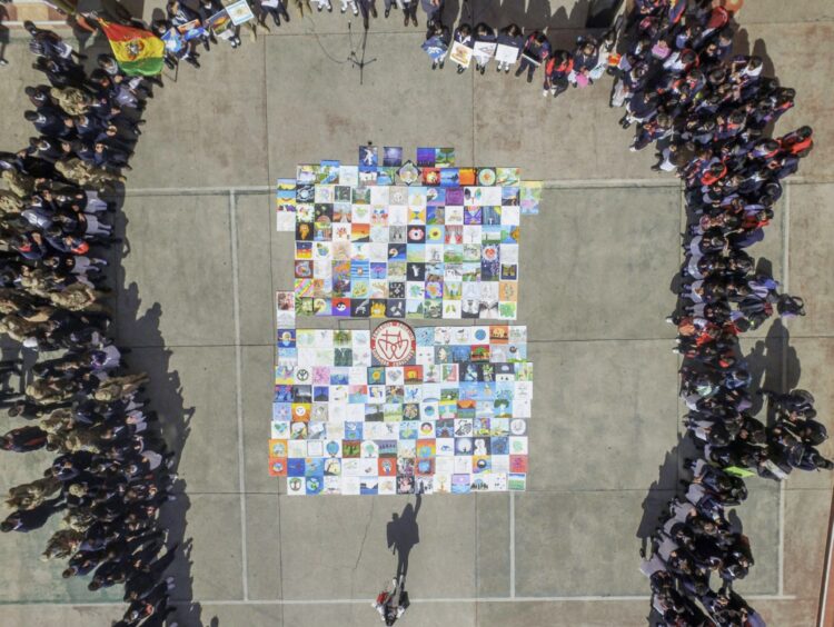Estudiantes suman 300 obras al mosaico más grande de la historia