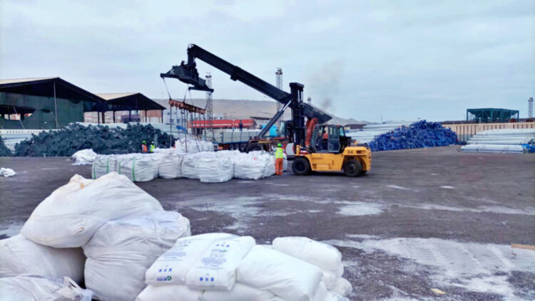 Cae movimiento de carga por puertos chilenos