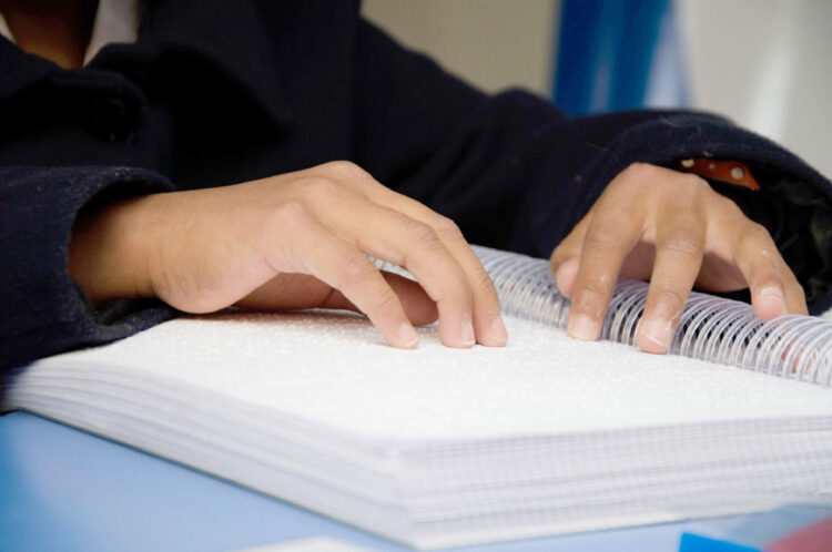 En la FIL enseñarán braille con textos de autores nacionales