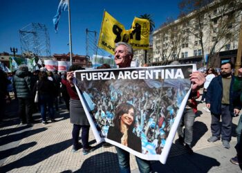 Argentina conmocionada en jornada de repudio tras atentado contra Kirchner