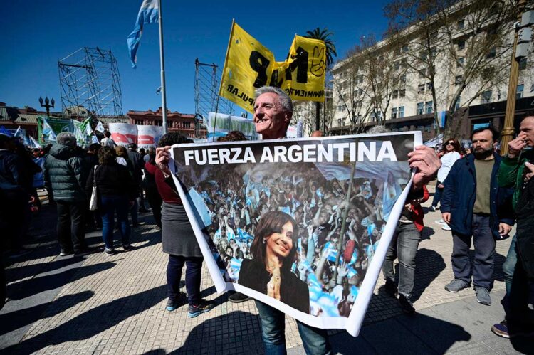Argentina conmocionada en jornada de repudio tras atentado contra Kirchner