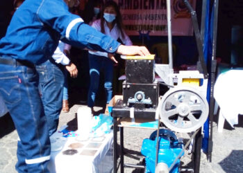 Universitarios usan plásticos reciclados para elaborar baldosas y pisos