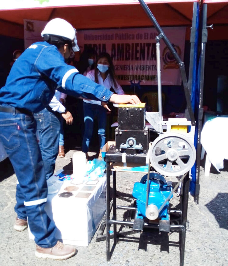 Universitarios usan plásticos reciclados para elaborar baldosas y pisos