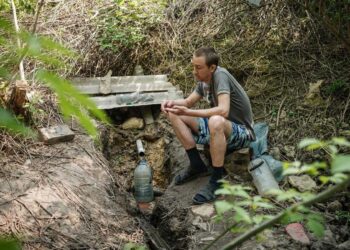 Un hilo de agua potable, salvavidas en una zona de guerra de Ucrania