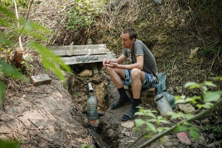 Un hilo de agua potable, salvavidas en una zona de guerra de Ucrania
