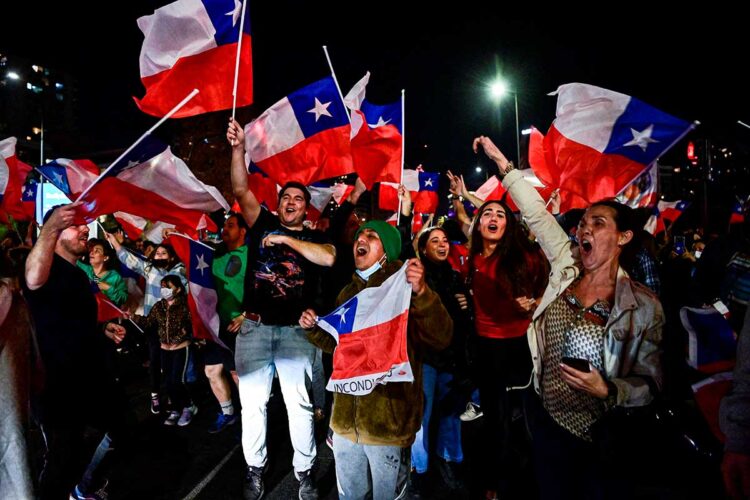 Gobierno de Boric anuncia ajustes tras shock electoral en Chile