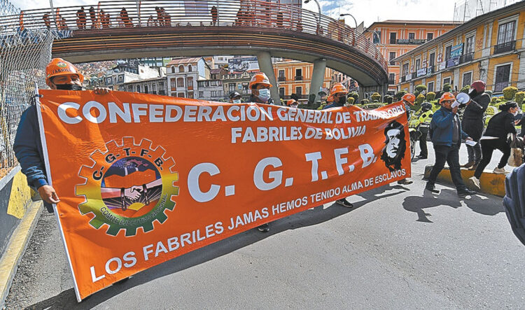 Una ley restituirá a despedidos; sector privado la objeta