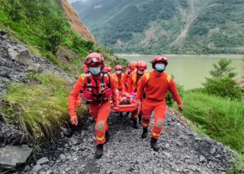 Sube a 74 el número de muertos por el sismo en China