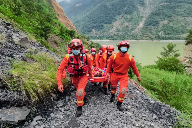 Sube a 74 el número de muertos por el sismo en China