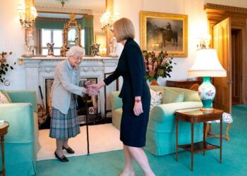 Liz Truss, nombrada primera ministra británica en audiencia con Isabel II