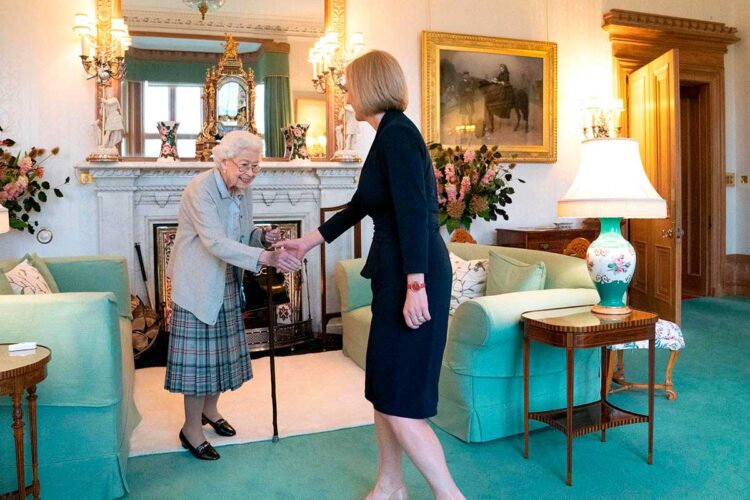 Liz Truss, nombrada primera ministra británica en audiencia con Isabel II
