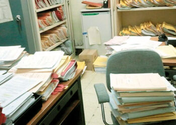 Universitarios usan plásticos reciclados para elaborar baldosas y pisos