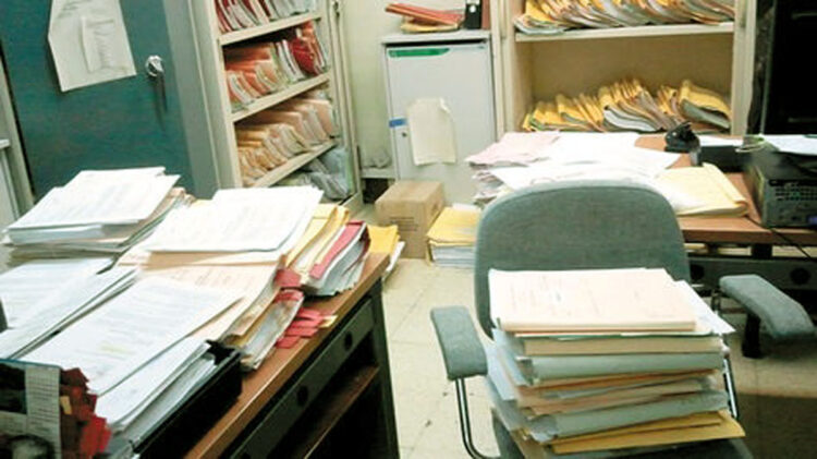 Universitarios usan plásticos reciclados para elaborar baldosas y pisos