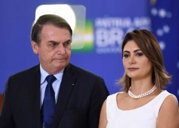 Bolsonaro apela a la primera dama para reducir el rechazo femenino