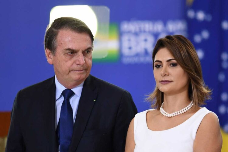 Bolsonaro apela a la primera dama para reducir el rechazo femenino