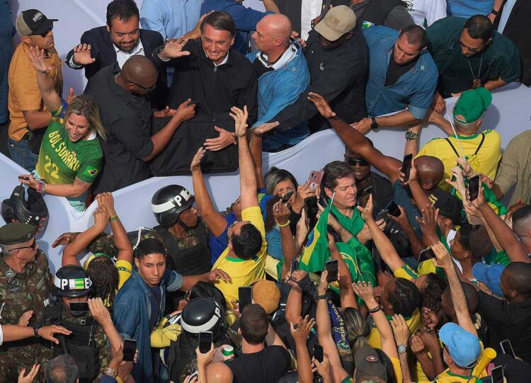 Marea verdeamarilla invade Copacabana con la ‘misión’ de reelegir a Bolsonaro