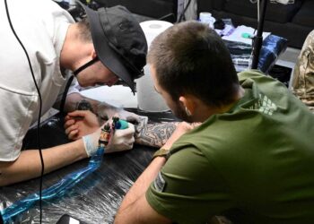Tatuajes patrióticos hacen furor en Ucrania