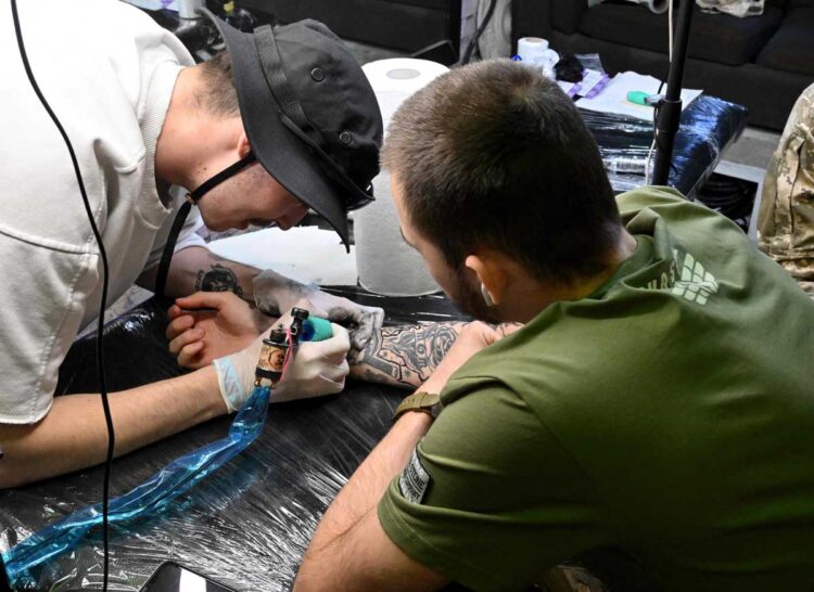 Tatuajes patrióticos hacen furor en Ucrania