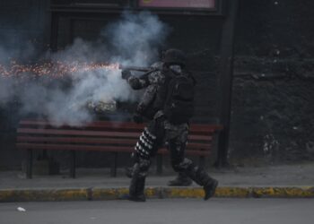 Policía pispara agente químico. Foto: Rodwy Cazon