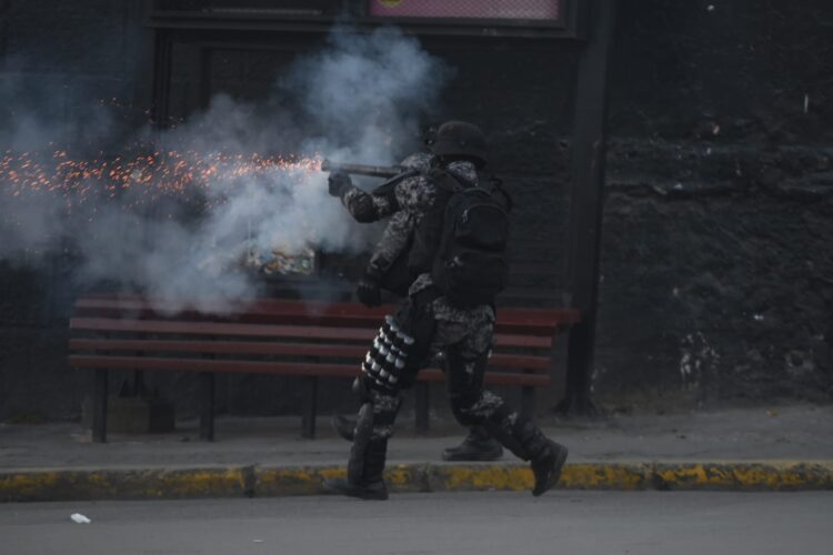Policía pispara agente químico. Foto: Rodwy Cazon