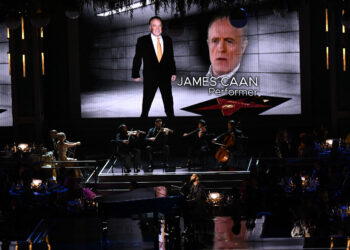 Una fastuosa ceremonia de los Emmy avanza marcando su regreso por todo lo alto