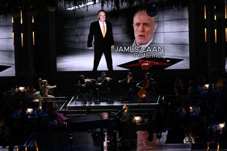Una fastuosa ceremonia de los Emmy avanza marcando su regreso por todo lo alto