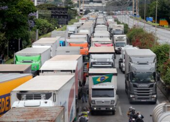 Bloqueos en la carretera de Brasil por simpatizantes de Bolsonaro. Foto: AFP