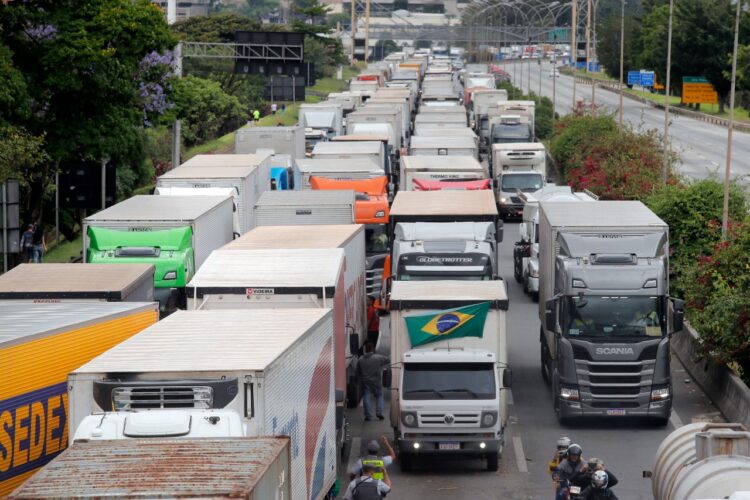Bloqueos en la carretera de Brasil por simpatizantes de Bolsonaro. Foto: AFP