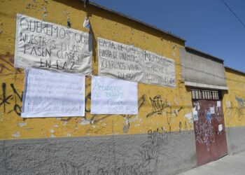El padres de familia pegaron carteles en el frontis de una de las unidades educativas. Foto: Rodwy Cazón