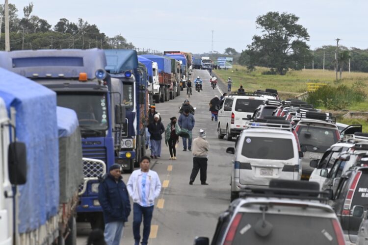 Incrementan puntos de bloqueo en Cuatro Cañadas, Camacho ve decisión de ‘cercar’ a Santa Cruz
