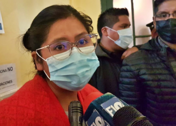 Eva Copa acompaña a activistas que reclaman billetera móvil para el subsidio