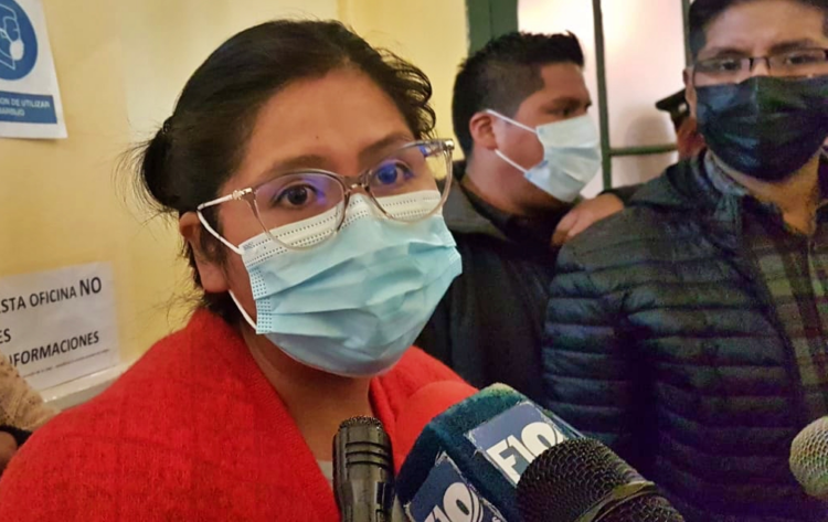 Eva Copa acompaña a activistas que reclaman billetera móvil para el subsidio