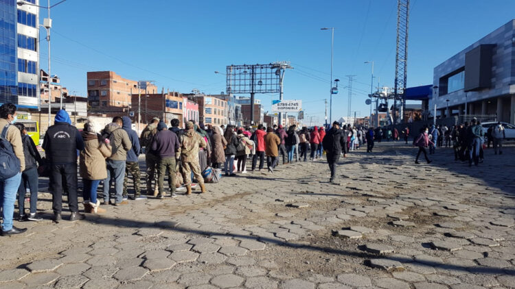 Teleférico Rojo colapsa por bloqueos de padres de familia en vías troncales que unen La Paz y El Alto