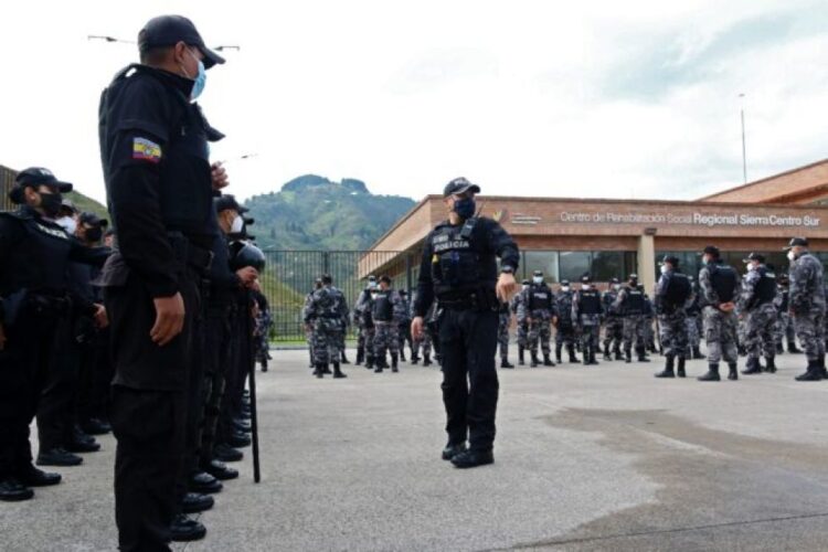 Un guardia y dos reclusos heridos deja incidente en cárcel de Ecuador