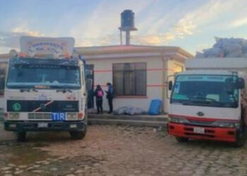 Contrabandistas evitan con violencia el comiso de dos camiones con ropa usada en Oruro