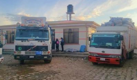 Contrabandistas evitan con violencia el comiso de dos camiones con ropa usada en Oruro