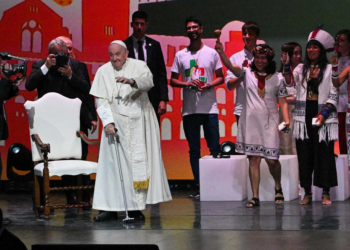 El papa firma con los jóvenes un pacto para ‘una economía de paz’