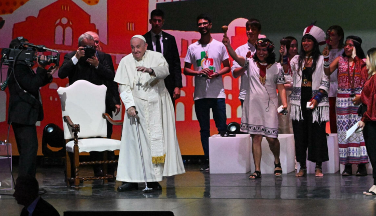El papa firma con los jóvenes un pacto para ‘una economía de paz’
