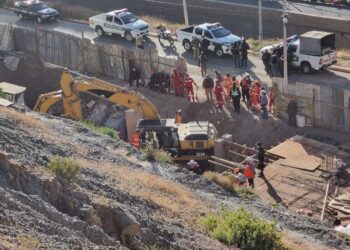 Rescatan los dos cuerpos sin vida que quedaron sepultados por la caída de talud en La Paz