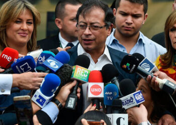 Petro sigue favorito para presidenciales de Colombia, pero baja en intención de voto