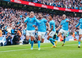 Haaland y Foden permiten al City golear 6-3 al United en el derbi