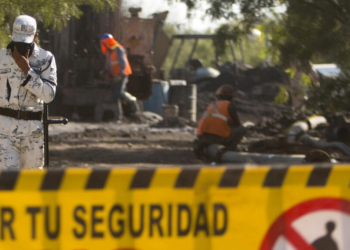 ‘Abrupto’ aumento de nivel de agua en mina con 10 obreros atrapados en México