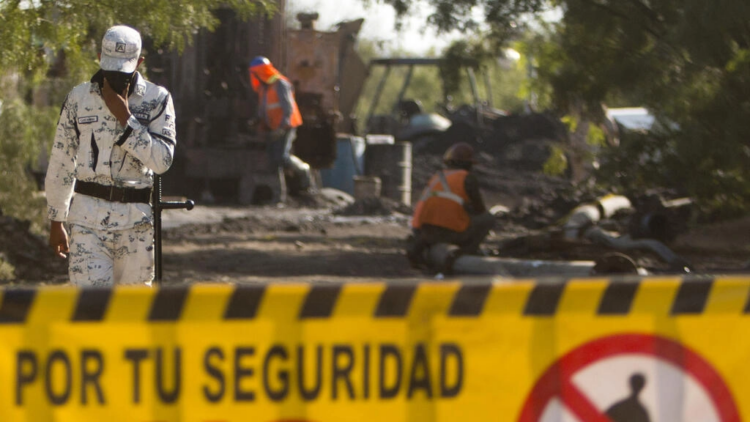 ‘Abrupto’ aumento de nivel de agua en mina con 10 obreros atrapados en México
