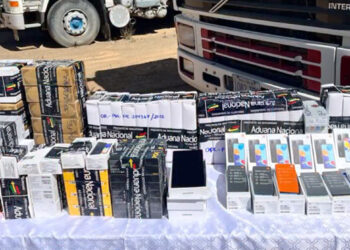 Incautan fardos de ropa nueva y celulares valuados en más de Bs 430.000 en Oruro