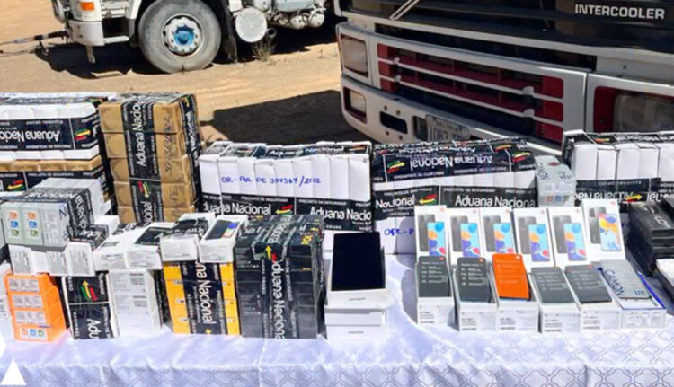 Incautan fardos de ropa nueva y celulares valuados en más de Bs 430.000 en Oruro