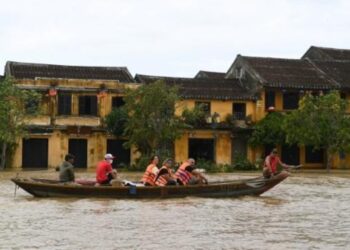 Tifón Noru azota a Vietnam y destruye viviendas