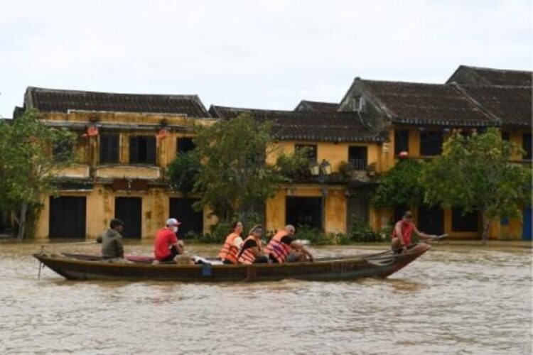 Tifón Noru azota a Vietnam y destruye viviendas
