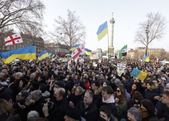 Miles de personas se manifiestan en ciudades europeas y EEUU en apoyo a Ucrania
