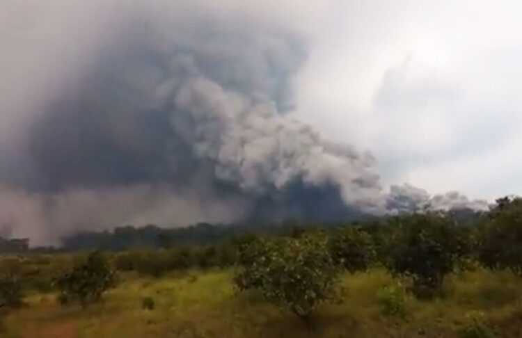 Al menos 150 personas evacuadas por erupción de volcán de Fuego en Guatemala